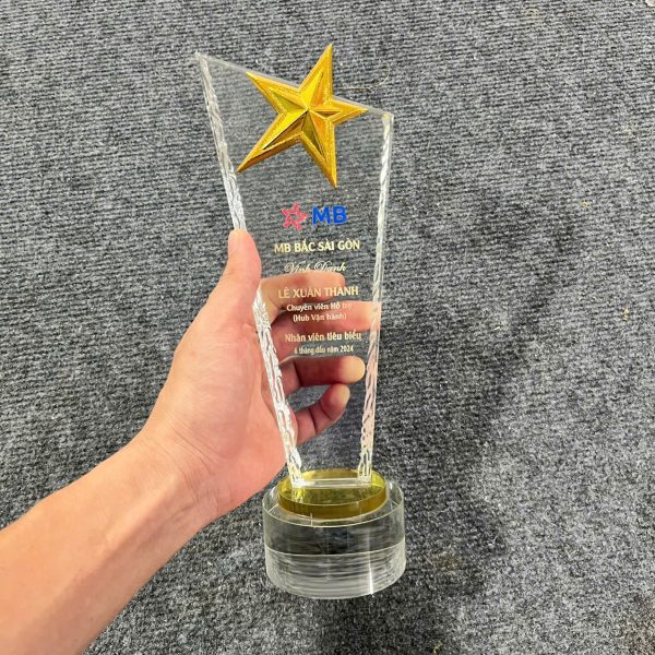 Cúp pha lê tặng quà cho sự kiện - Quà Tặng Mạnh Dũng - Công Ty Cổ Phần Quảng Cáo Mạnh Dũng