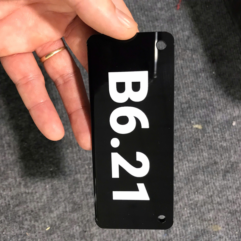 Bảng tên mica gắn thiết bị