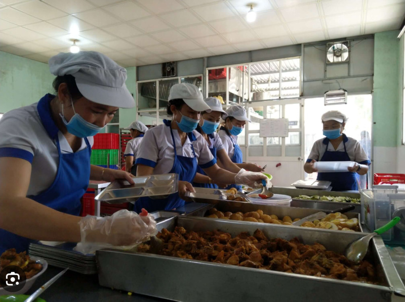 Hình ảnh chia thức ăn - An Tâm Foods - Công Ty TNHH Cung Cấp Suất Ăn An Tâm