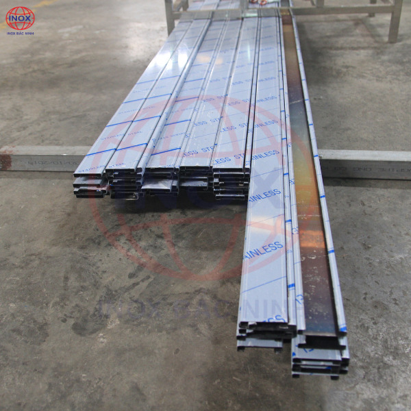 Ốp chân tường inox mạ màu PVD