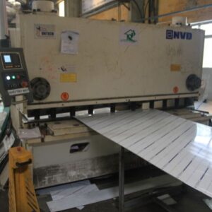 Máy cắt thủy lực