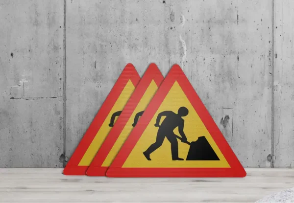 Biển cảnh báo người đi bộ, công trường đang thi công - Đèn Giao Thông Bách Việt - Công Ty CP Bách Việt