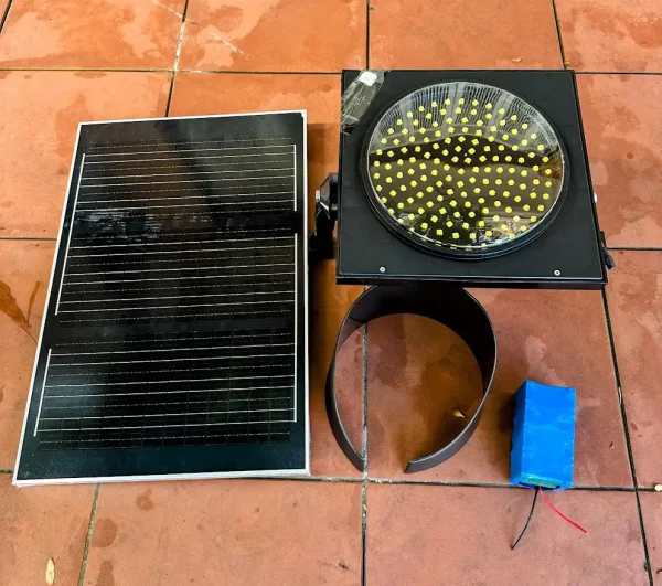 Đèn tín hiệu giao thông D300 năng lượng mặt trời - Đèn Giao Thông Bách Việt - Công Ty CP Bách Việt