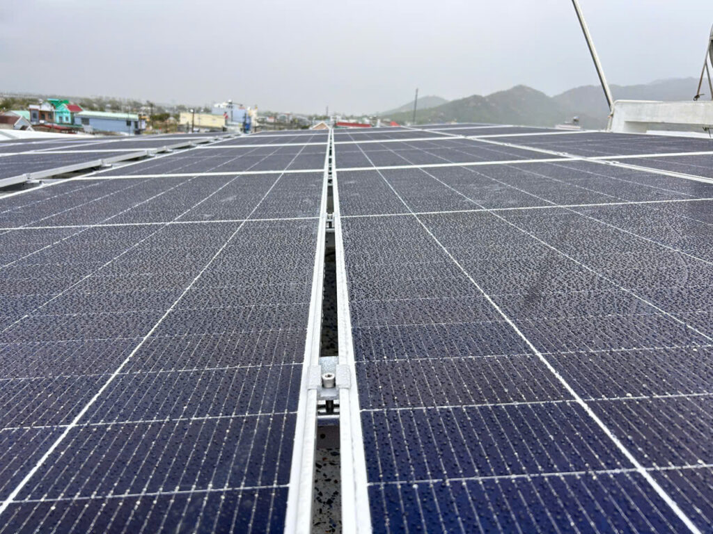 Lắp đặt hệ thống điện mặt trời 15kW Hybrid 3 pha có lưu trữ