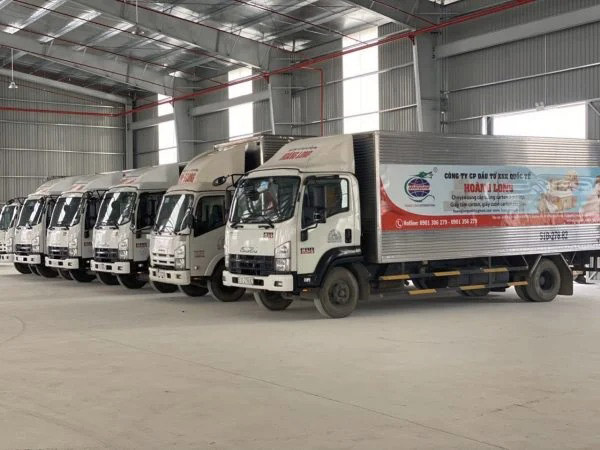 Hình ảnh đội xe tải giao hàng tại công ty Hoàng Long