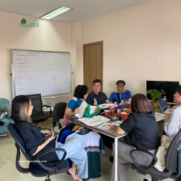 Gặp khách hàng Hàn Quốc tại văn phòng - Công Ty TNHH IGREEN TEX Vietnam