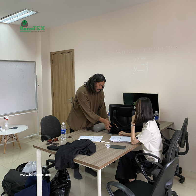 Khách hàng Mỹ tham quan nhà máy may - Công Ty TNHH IGREEN TEX Vietnam