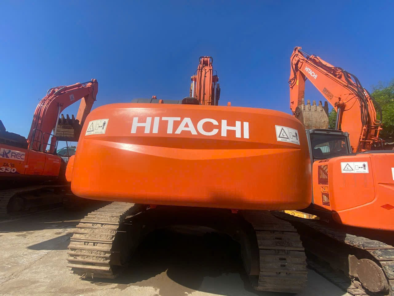 Máy đào bánh xích - San Lấp Mặt Bằng 68 Ngọc Khánh - Công Ty TNHH 68 Ngọc Khánh