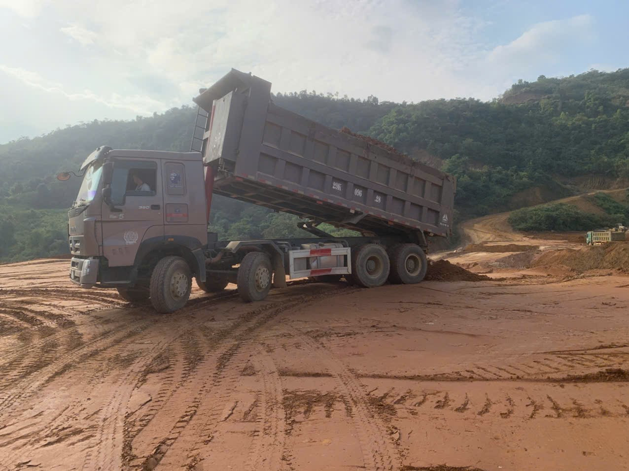 Xe Howo 29K-096.28 - San Lấp Mặt Bằng 68 Ngọc Khánh - Công Ty TNHH 68 Ngọc Khánh