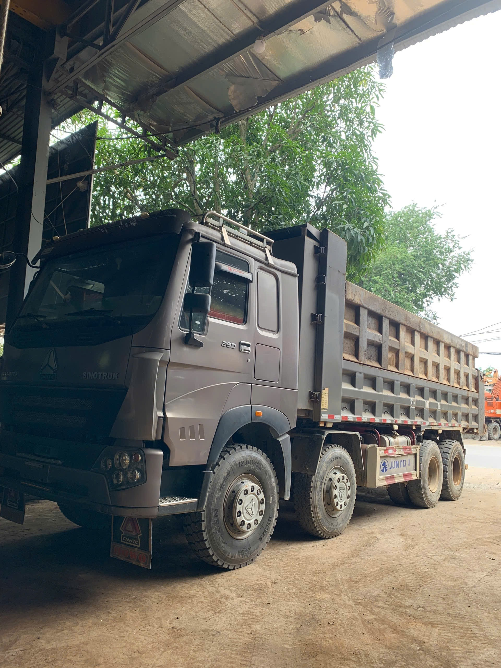 Xe tải tự đổ 21H-00144 - San Lấp Mặt Bằng 68 Ngọc Khánh - Công Ty TNHH 68 Ngọc Khánh