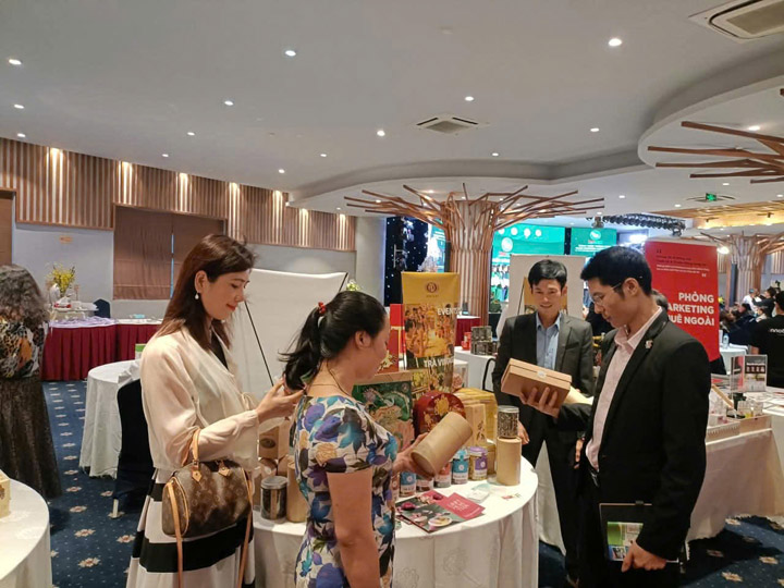 Linh Hoa Trà dự hội nghị - Linh Hoa Trà  - Công Ty TNHH Tư Vấn Dịch Vụ Và Thương Mại Văn Lê