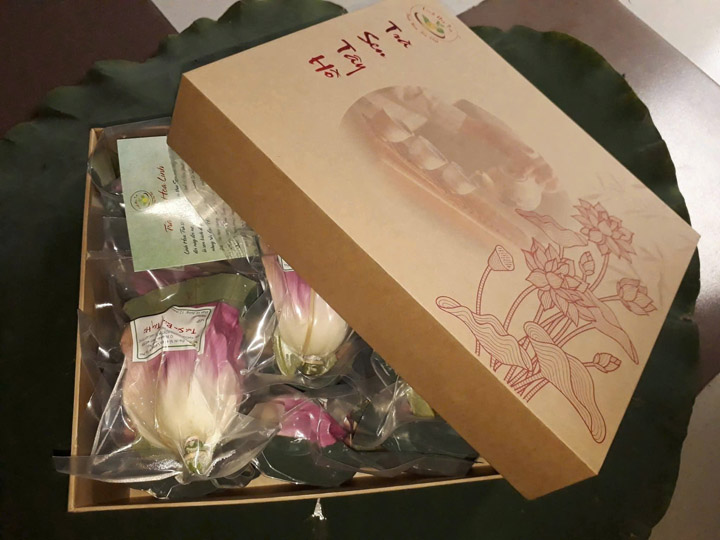 Hộp quà biếu tặng trà sen hút chân không - Linh Hoa Trà  - Công Ty TNHH Tư Vấn Dịch Vụ Và Thương Mại Văn Lê