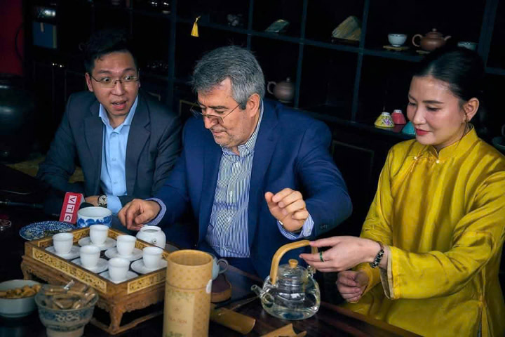 Linh Hoa Trà trả lời phỏng vấn - Linh Hoa Trà  - Công Ty TNHH Tư Vấn Dịch Vụ Và Thương Mại Văn Lê