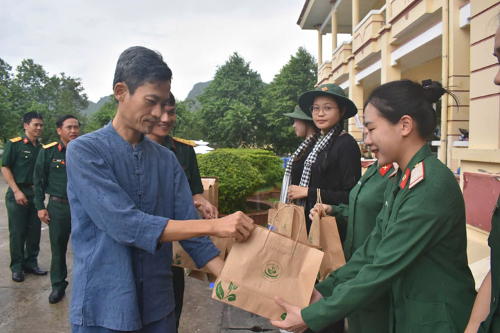 Hoạt động trao quà - Linh Hoa Trà  - Công Ty TNHH Tư Vấn Dịch Vụ Và Thương Mại Văn Lê