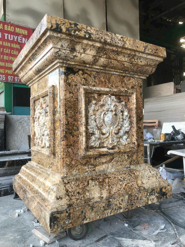 Chân cột đá Granite Alaska Gold chạm khắc