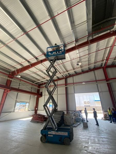 Xe nâng người cắt kéo