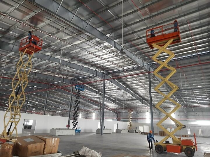 Xe nâng người cắt kéo