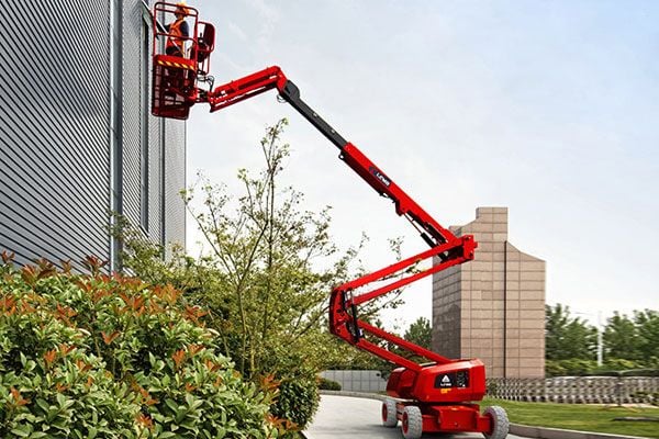 Xe nâng người ngoài trời