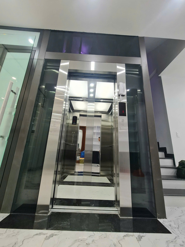 Thang máy tải khách