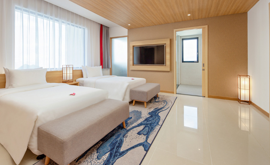 Lắp đặt cửa gỗ composite cho khách sạn Mikazuki Đà Nẵng