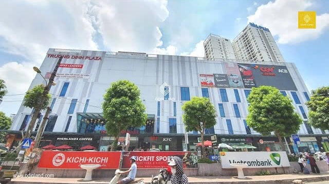 Cửa gỗ nhựa Composite tại Huge TTTM Trương Định - Cửa Gỗ Công Nghiệp Nam Kim - Công Ty Cổ Phần Nam Kim