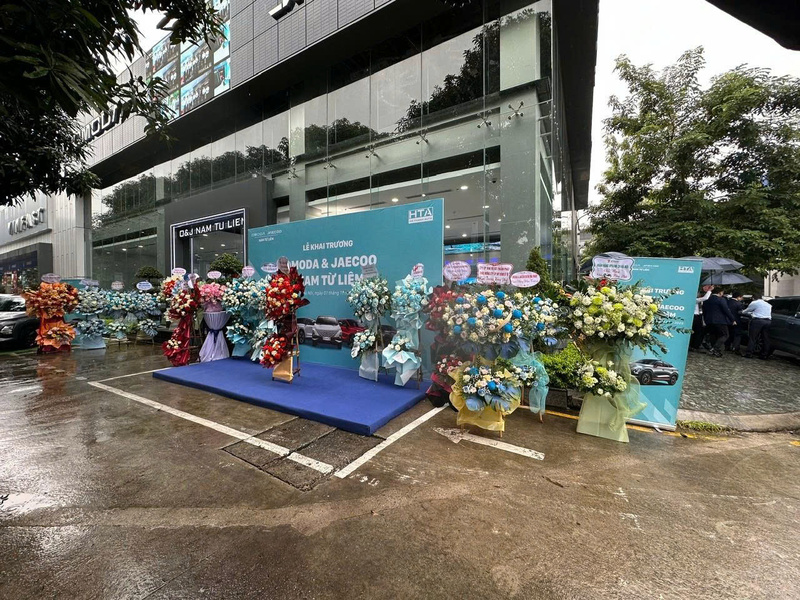 Thi công cửa và vách kính cho hệ thống Showroom ô tô OMODA