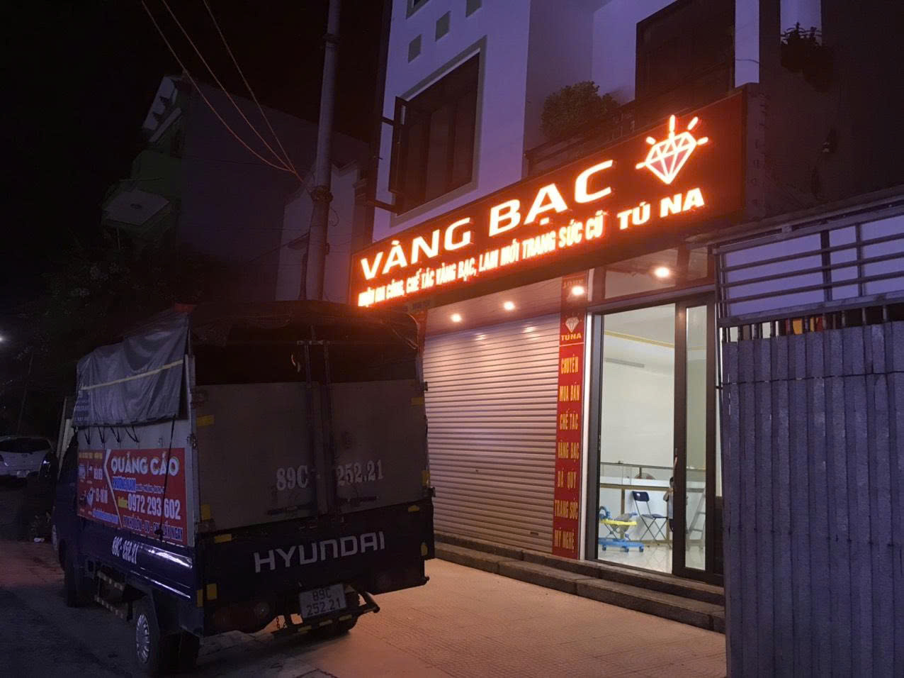 Bảng hiệu quảng cáo