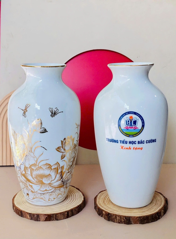 Bình hoa viền vàng