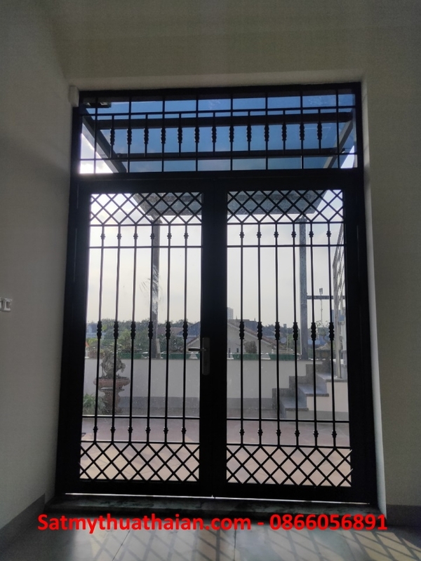 Cửa đi sắt mỹ thuật CD22