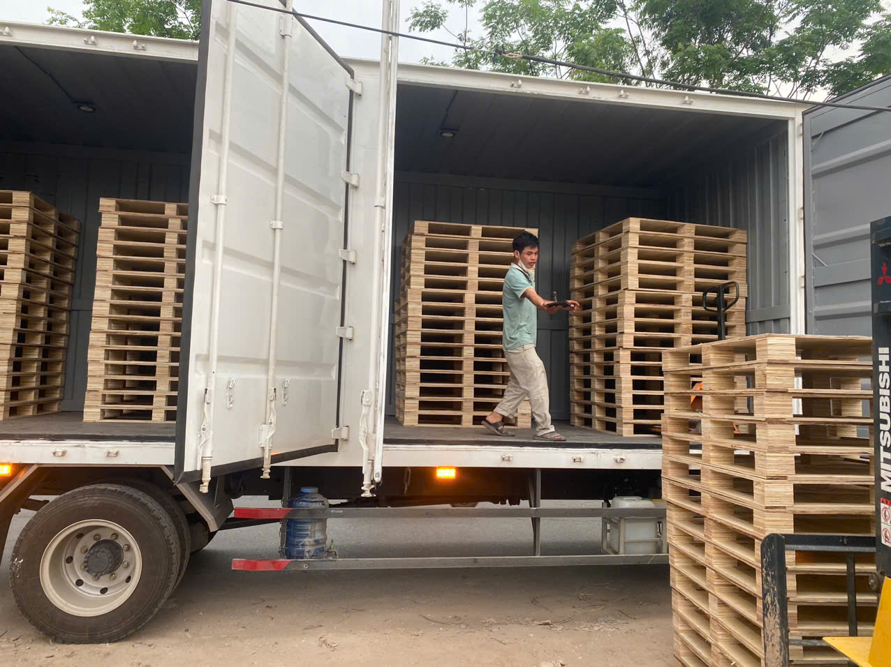 Pallet gỗ