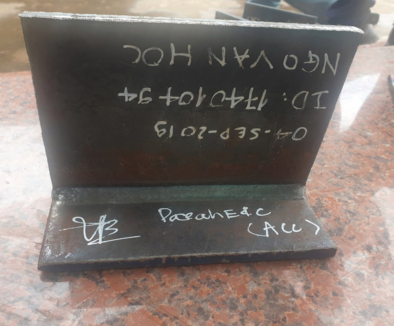 Kiểm tra mẫu sơn tại nhà máy