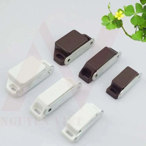 Nam châm hít cửa tủ