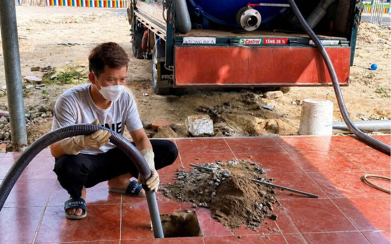 Thợ thi công hút hầm cầu tại Nghệ An