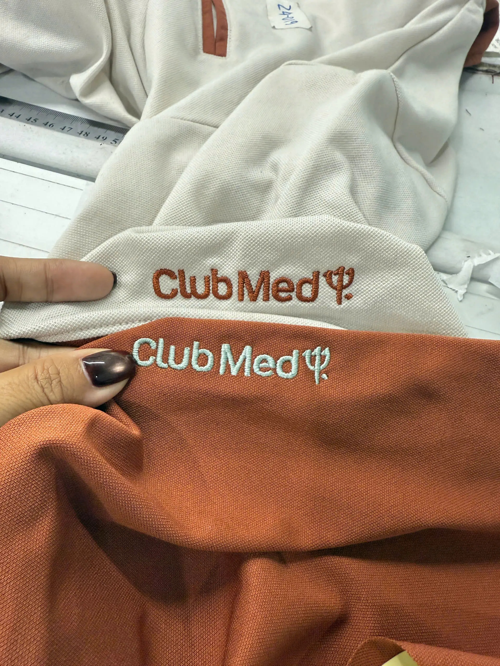 Vải thêu vi tính logo Club Med