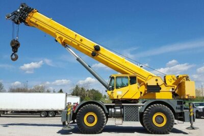 Xe cẩu trục bánh lốp