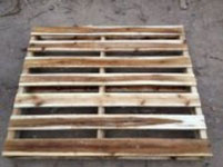 Pallet gỗ chứa hàng trong kho