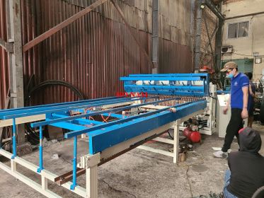 Máy hàn lưới thép làm giàn treo hoa Lan