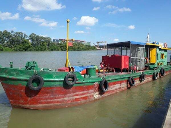 Xà lan vận chuyển xăng dầu