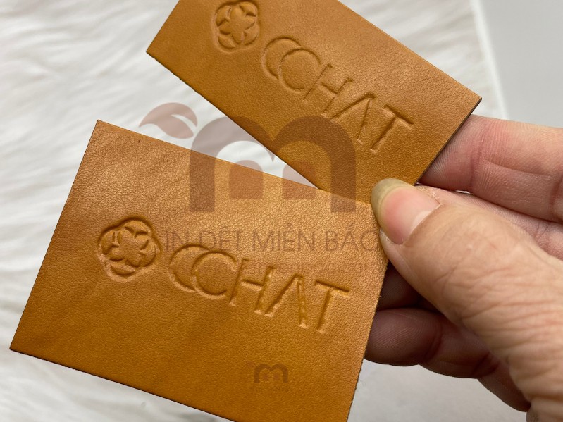 Mác da dập nổi logo CHAT