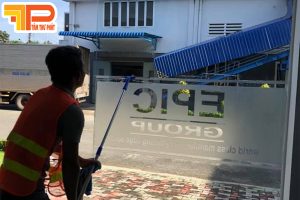 Dịch vụ lau chùi cửa kính