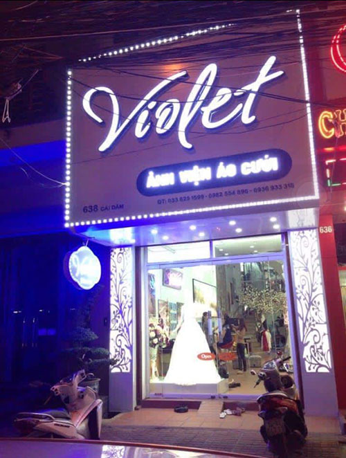 Bảng hiệu cửa hàng áo cưới Violet