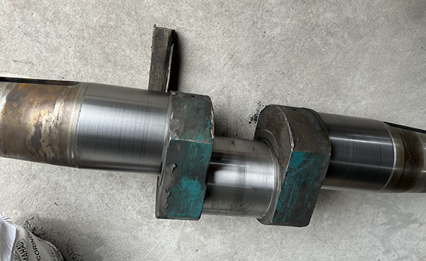 Phun phủ kim loại phục hồi trục khuỷu máy ép củi