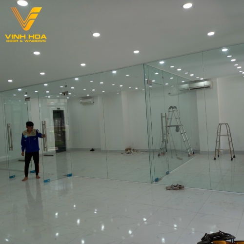 Vách kính cường lực