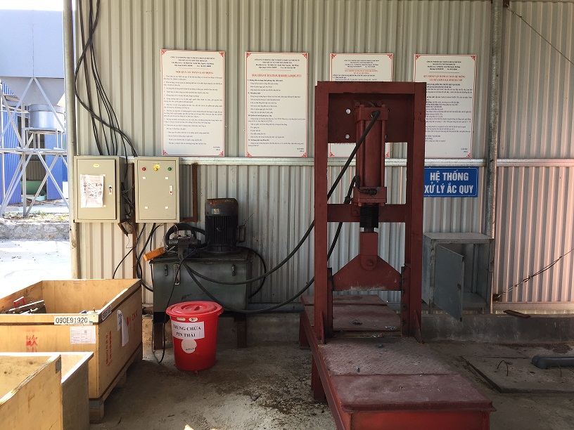 Xử lý thu gom bình ắc quy chì thải