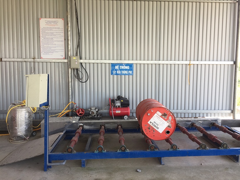 Xử lý thùng phuy chứa hóa chất