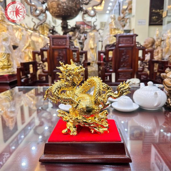 Tượng rồng ôm địa cầu dát vàng