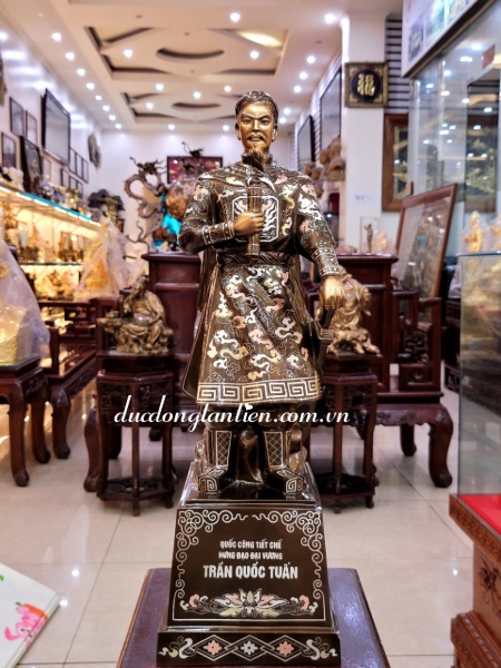 Tượng Trần Quốc Tuấn