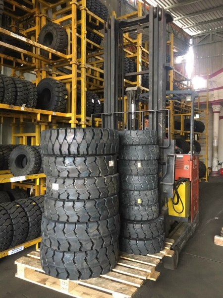 Lốp xe nâng