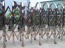 Cổng xếp inox tự động cho tòa nhà