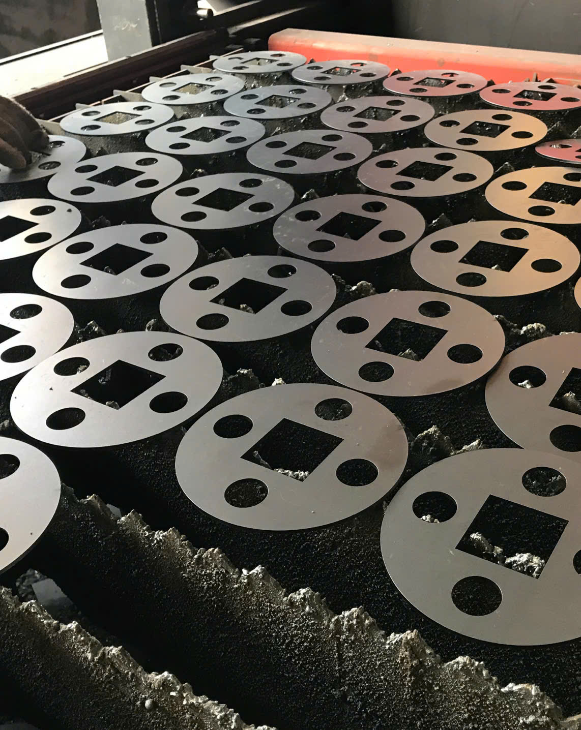 Gia công cắt sắt thép bằng máy Laser Fiber